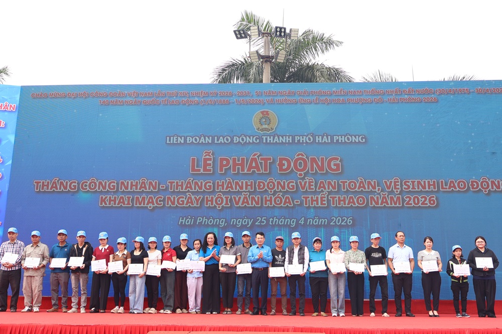 Đại diện l&atilde;nh đạo Li&ecirc;n đo&agrave;n lao động th&agrave;nh phố tặng qu&agrave; cho đo&agrave;n vi&ecirc;n c&ocirc;ng đo&agrave;n c&oacute; ho&agrave;n cảnh kh&oacute; khăn