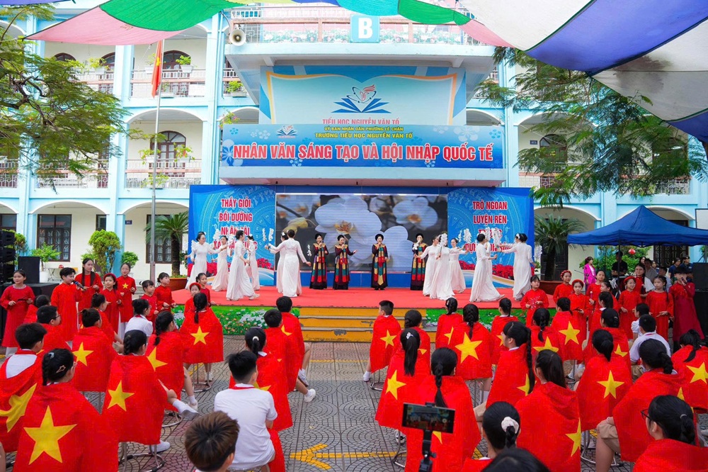 Gi&aacute;o vi&ecirc;n v&agrave; học sinh Trường Tiểu học Nguyễn Văn Tố biểu diễn c&aacute;c tiết mục ca tr&ugrave;, h&aacute;t văn tại chương tr&igrave;nh