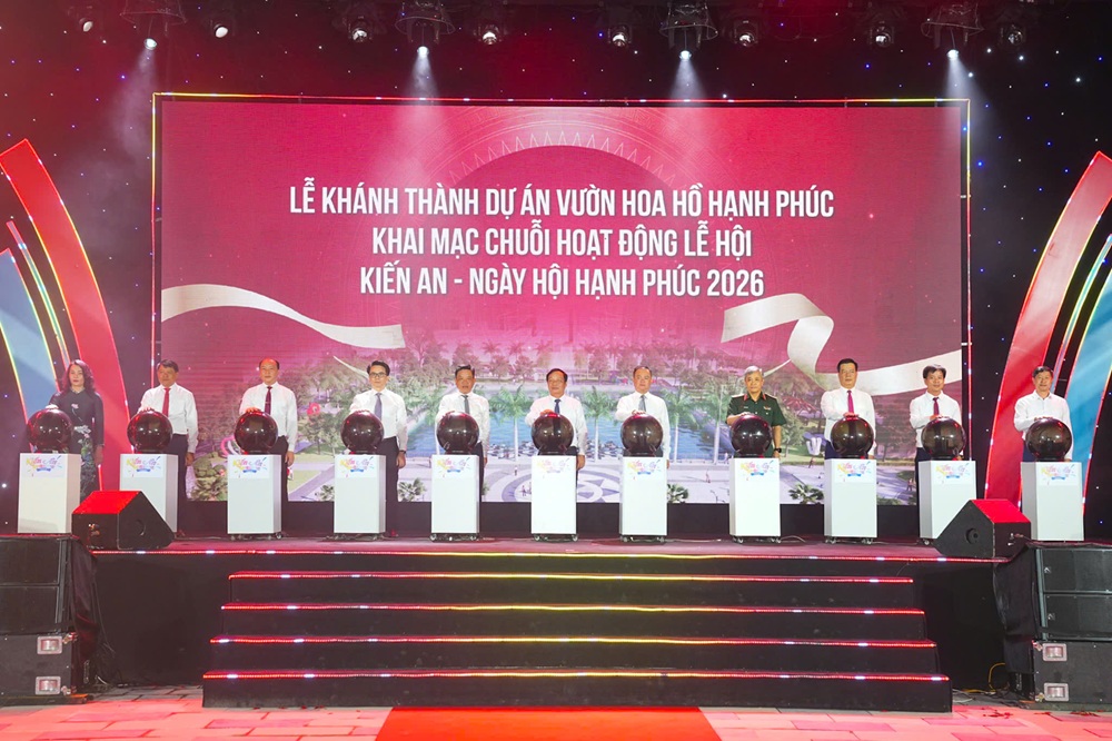 &Ocirc;ng L&ecirc; Văn Hiệu, Chủ tịch HĐND TP. Hải Ph&ograve;ng c&ugrave;ng c&aacute;c đại biểu nhấn n&uacute;t Kh&aacute;nh th&agrave;nh Dự &aacute;n Vườn hoa hồ Hạnh Ph&uacute;c v&agrave; Khai mạc chuỗi hoạt động &ldquo;Kiến An - Ng&agrave;y hội hạnh ph&uacute;c&rdquo; tối 10/5