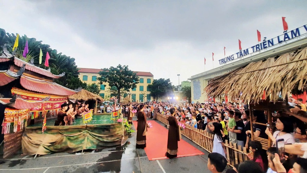 Khu vực biểu diễn rối nước (s&acirc;n khấu Thủy đ&igrave;nh, sau tượng Nữ tướng L&ecirc; Ch&acirc;n) thuộc Li&ecirc;n hoan M&uacute;a rối Hải Ph&ograve;ng mở rộng lần thứ IV thu h&uacute;t rất đ&ocirc;ng người d&acirc;n tới thưởng thức v&agrave;o chiều 10/5