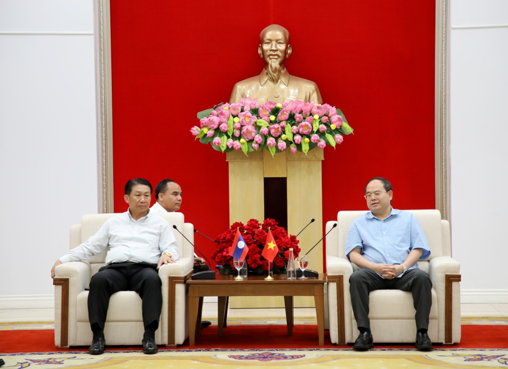 Quản Minh Cường, Ủy vi&ecirc;n Trung ương Đảng, B&iacute; thư Tỉnh ủy, Trưởng Đo&agrave;n ĐBQH tỉnh Quảng Ninh, trao đổi với đồng ch&iacute; Bun Lươm Mạ Ni V&ocirc;ng, Ủy vi&ecirc;n Trung ương Đảng Nh&acirc;n d&acirc;n C&aacute;ch mạng L&agrave;o, B&iacute; thư Tỉnh ủy, Chủ tịch HĐND, Trưởng Đo&agrave;n ĐBQH tỉnh Lu&ocirc;ng Pha Băng.