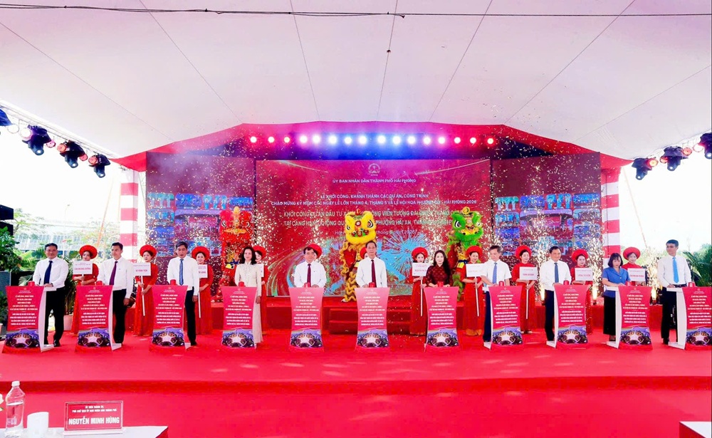 Các đại biểu bấm nút khởi công Dự án Xây dựng Tượng đài chiến thắng Cát Bi tại Cảng hàng không quốc tế Cát Bi, phường Hải An. Ảnh: Hoàng Phước