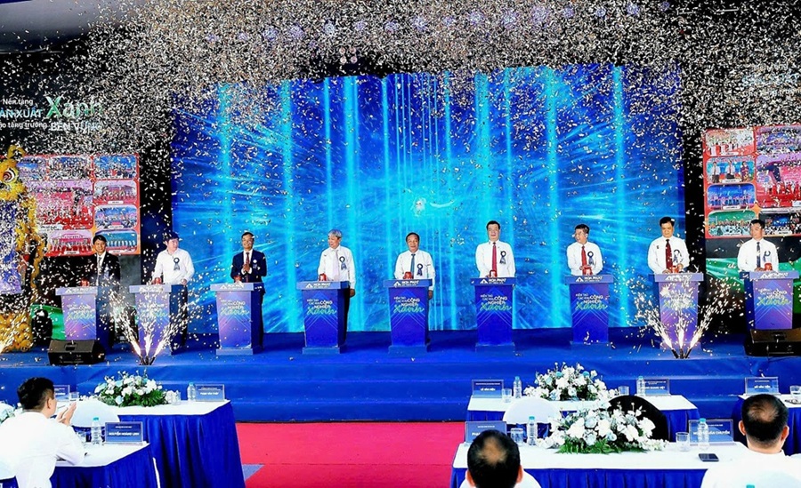 Các đại biểu bấm nút khởi công Dự án Đầu tư phát triển kết cấu hạ tầng Khu công nghiệp Hoàng Diệu tại xã Gia Phúc. Ảnh: Thành Chung