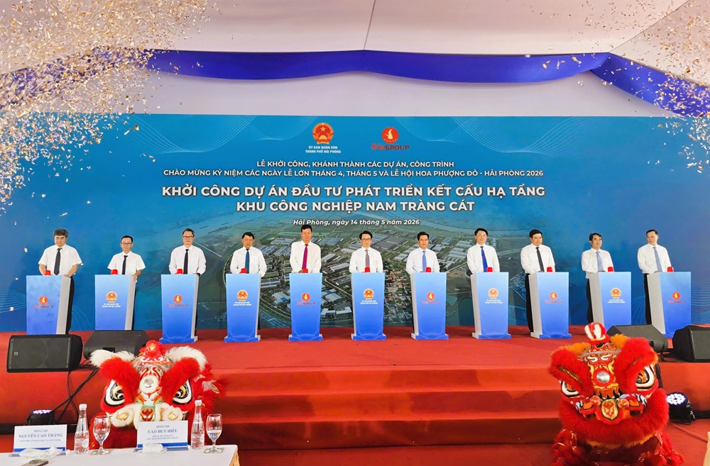 Các đại biểu nhấn nút khởi công xây dựng Dự án đầu tư phát triển kết cấu hạ tầng KCN Nam Tràng Cát.