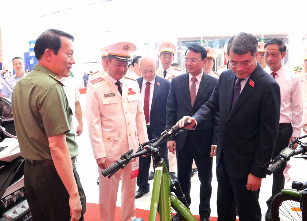 Thủ tướng tham quan trưng bày trang thiết bị kỹ thuật nghiệp vụ của lực lượng Công an TP. Hải Phòng