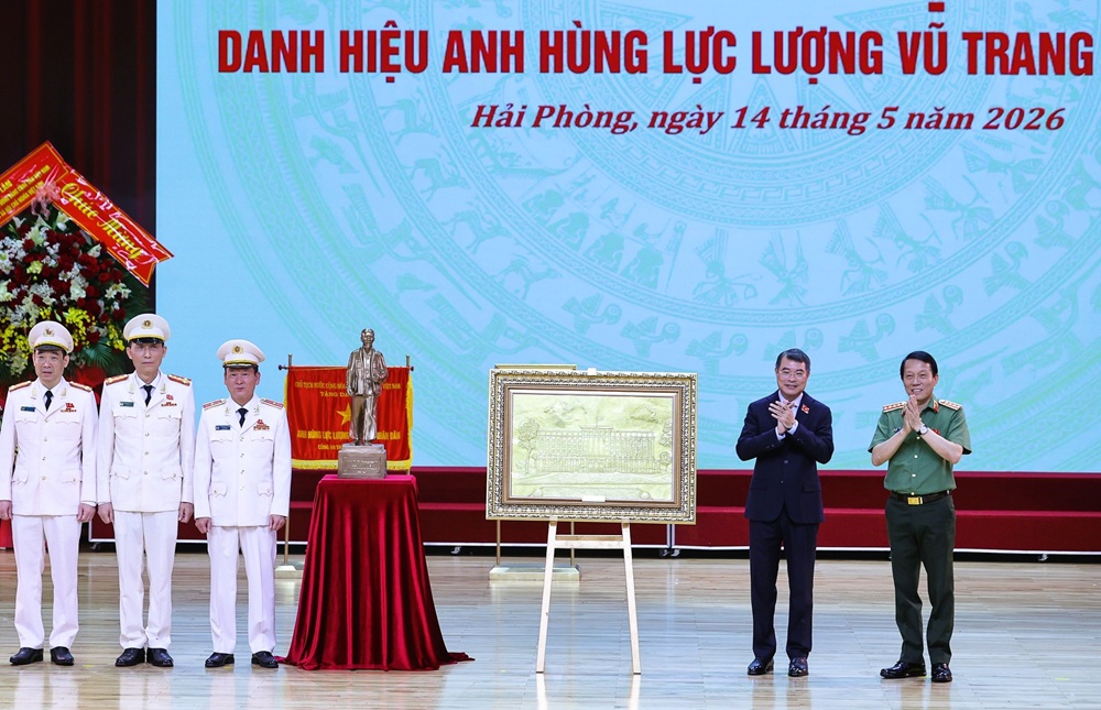 Thủ tướng Chính phủ Lê Minh Hưng và Đại tướng Lương Tam Quang, Bộ trưởng Bộ Công an trao bức tượng Bác Hồ về thăm quê - quà của Tổng Bí thư, Chủ tịch nước Tô Lâm tặng Công an TP. Hải Phòng