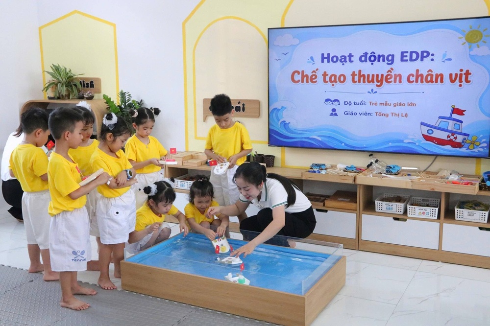 Tiết dạy minh họa do c&ocirc; gi&aacute;o Tống Thị Lệ c&ugrave;ng lớp trẻ mẫu gi&aacute;o lớn trường Mầm non Minh Khai thực hiện về nội dung&ldquo;Chế tạo thuyền ch&acirc;n vịt&rdquo;