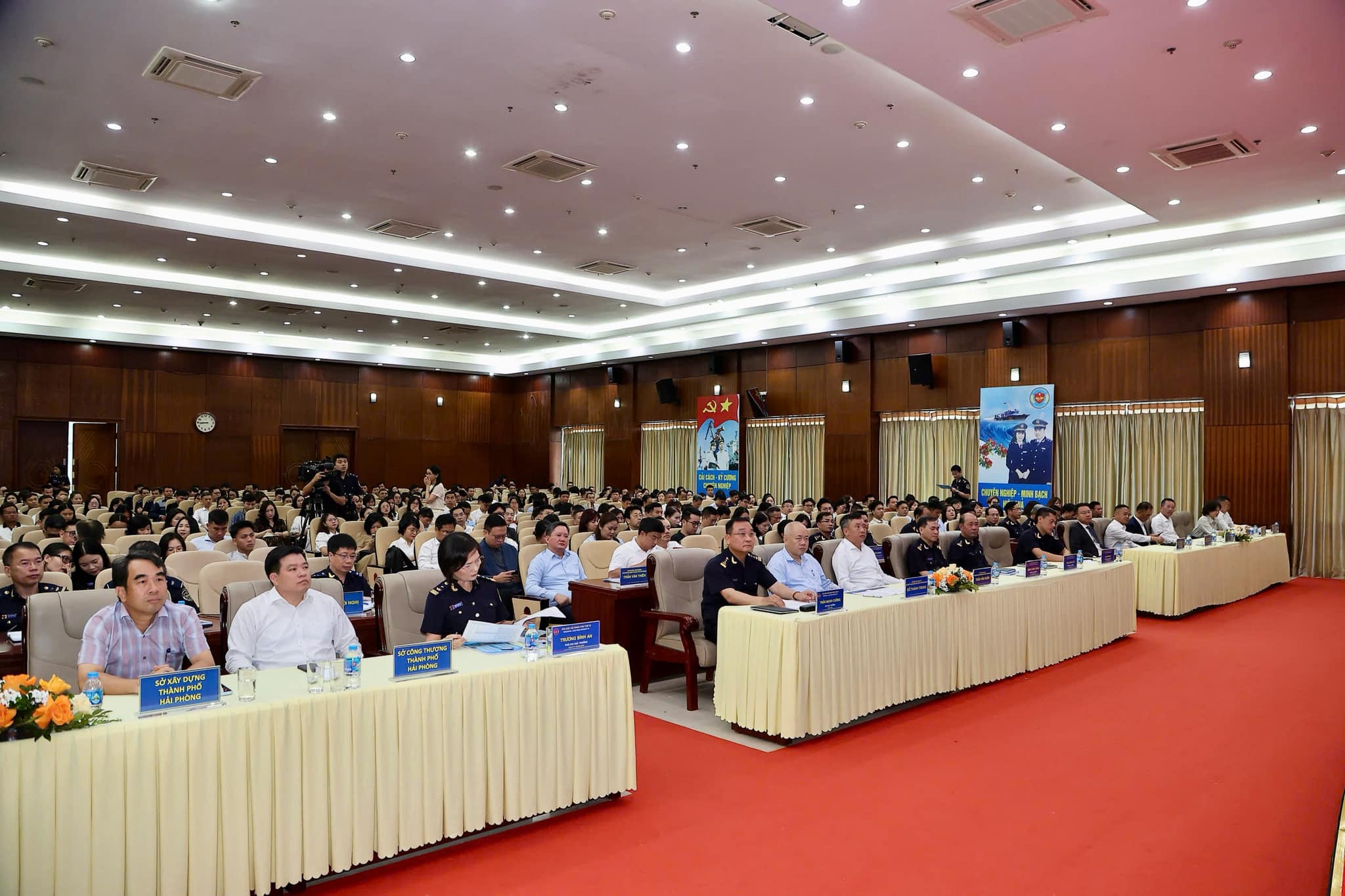 Hội nghị đối thoại, gặp gỡ doanh nghiệp năm 2026 c&oacute; sự tham dự của khoảng 300 doanh nghiệp