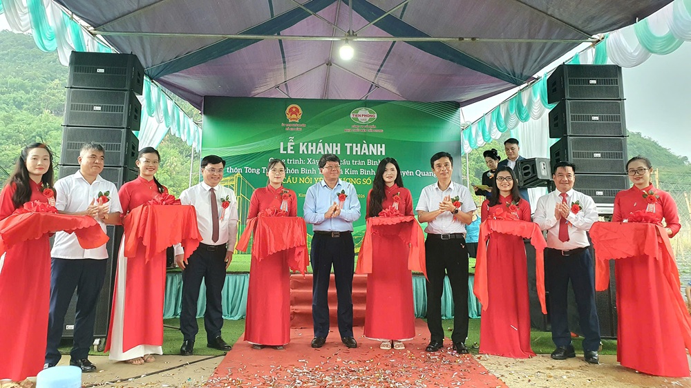 C&aacute;c đại biểu cắt băng kh&aacute;nh th&agrave;nh cầu B&igrave;nh Thể