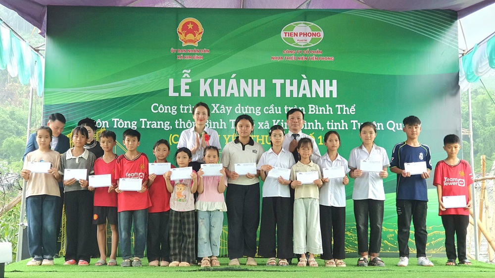 Nhựa Tiền Phong đ&atilde; trao tặng 120 suất qu&agrave; cho học sinh v&agrave; c&aacute;c hộ gia đ&igrave;nh c&oacute; ho&agrave;n cảnh kh&oacute; khăn tại th&ocirc;n B&igrave;nh Thể v&agrave; Ngọc L&acirc;u