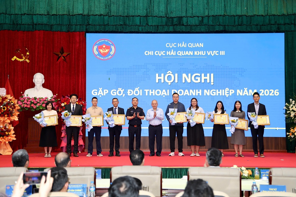 &Ocirc;ng Đỗ Th&agrave;nh Trung, Chủ tịch UBND TP. Hải Ph&ograve;ng tặng Bằng khen cho c&aacute;c doanh nghiệp c&oacute; đ&oacute;ng g&oacute;p lớn v&agrave;o ng&acirc;n s&aacute;ch nh&agrave; nước của th&agrave;nh phố trong hoạt động xuất nhập khẩu
