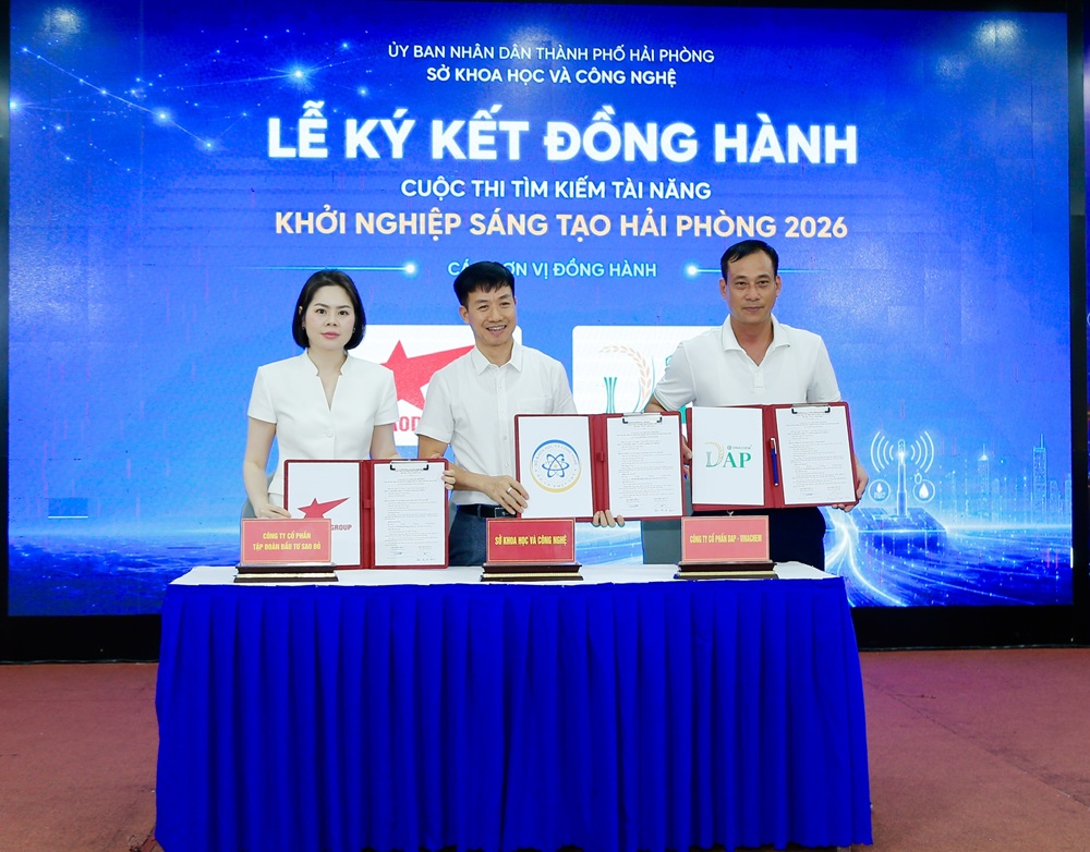 Lễ k&yacute; kết t&agrave;i trợ giữa C&ocirc;ng ty cổ phần Tập đo&agrave;n Đầu tư Sao Đỏ với Sở khoa học v&agrave; c&ocirc;ng nghệ Hải Ph&ograve;ng; Trung t&acirc;m Đổi mới s&aacute;ng tạo v&agrave; Ứng dụng khoa học - c&ocirc;ng nghệ Hải Ph&ograve;ng