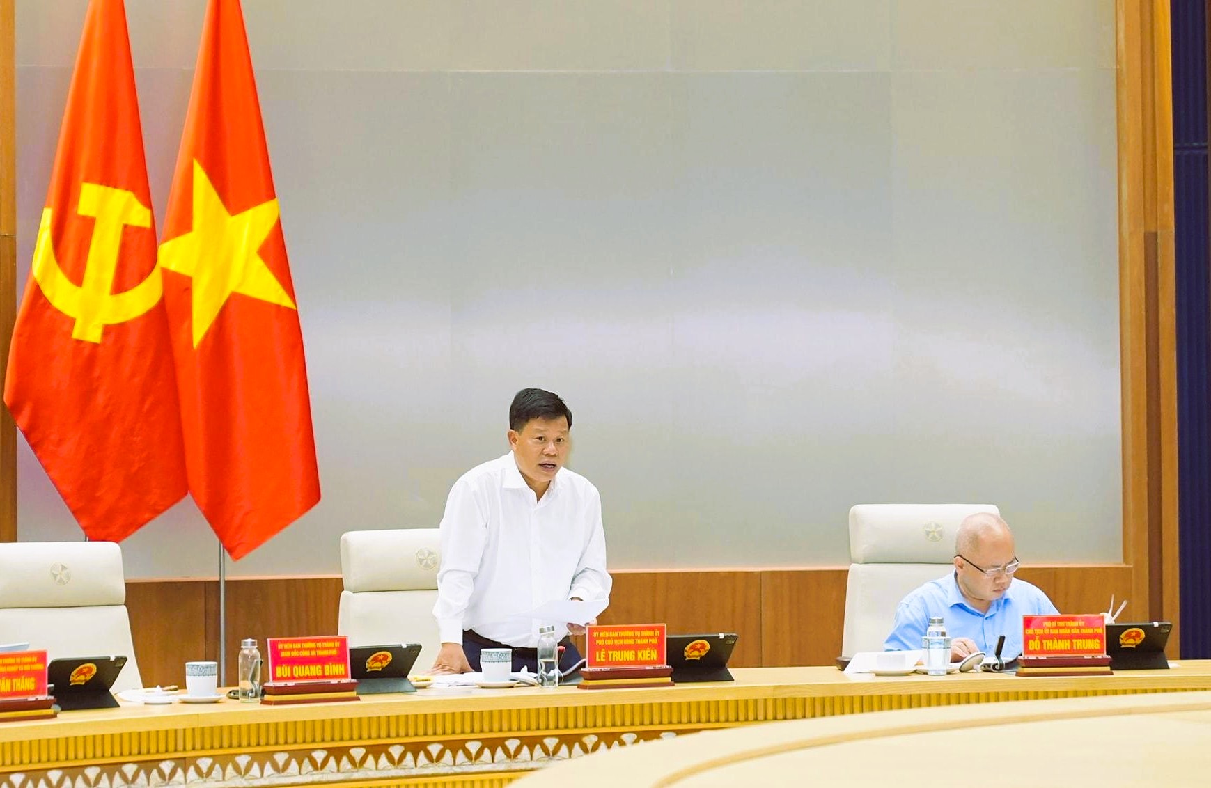 &Ocirc;ng L&ecirc; Trung Ki&ecirc;n, Ph&oacute; chủ tịch UBND TP. Hải Ph&ograve;ng điều h&agrave;nh phần thảo luận về kinh tế - x&atilde; hội.