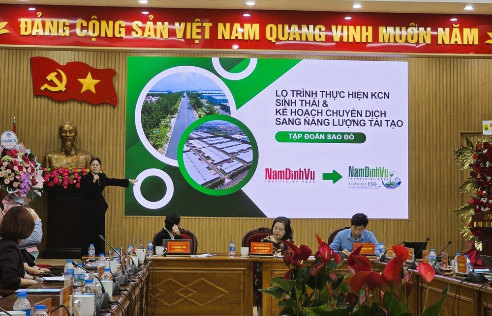 B&agrave; Trần Thị Tố Loan, Ph&oacute; Tổng gi&aacute;m đốc Tập đo&agrave;n Sao Đỏ chia sẻ về lộ tr&igrave;nh thực hiện KCN sinh th&aacute;i v&agrave; kế hoạch chuyển dịch sang năng lượng t&aacute;i tạo tại Tọa đ&agrave;m