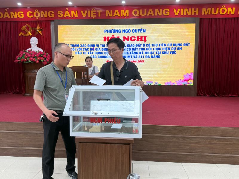 C&aacute;c hộ d&acirc;n bốc thăm nhận đất t&aacute;i định cư ng&agrave;y 15/5.
