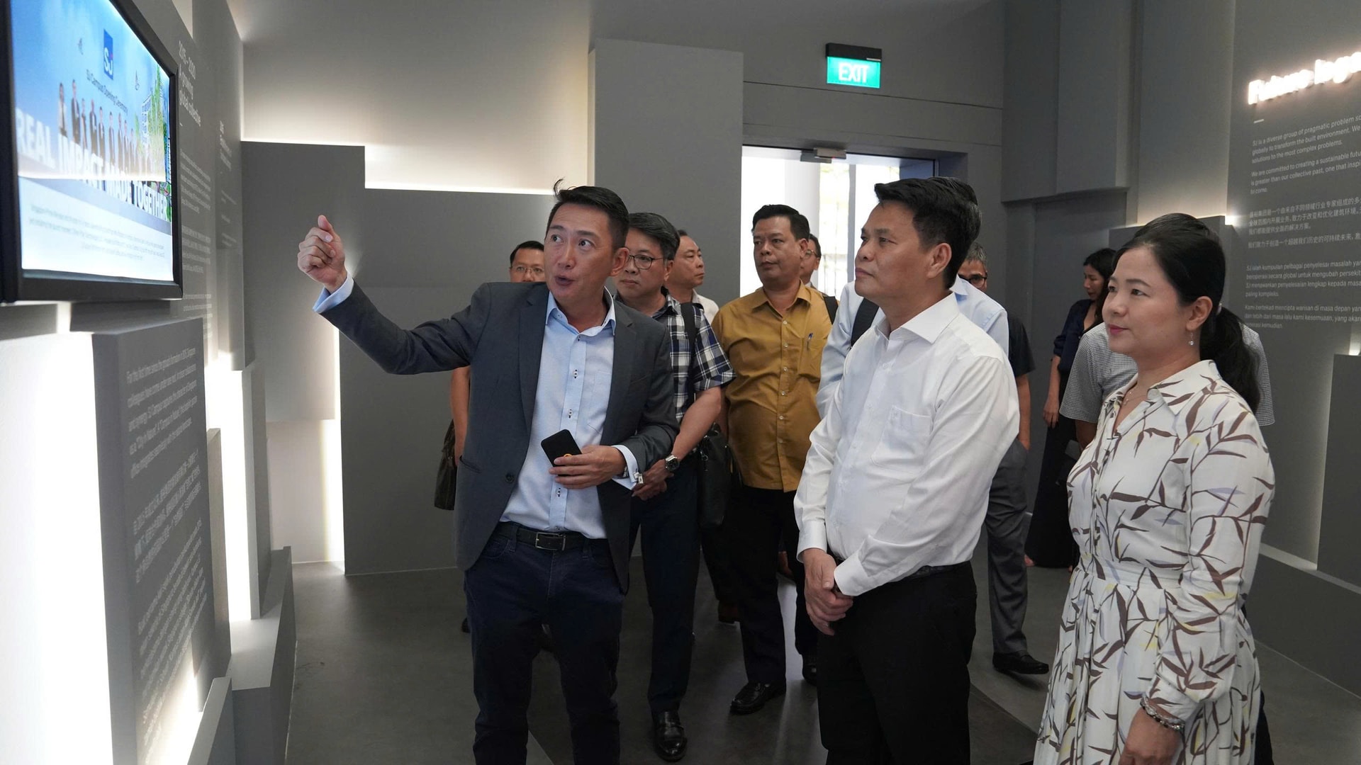 Bí thư Thành uỷ Lê Ngọc Châu thăm Dự án Punggol Waterway terace - một trong những Dự án nhà ở xã hội tiêu biểu của Singapore, trong khuôn khổ chuyến thăm cấp Nhà nước của Đoàn Đại biểu cấp cao Việt Nam tại đất nước này. Ảnh: TTXVN