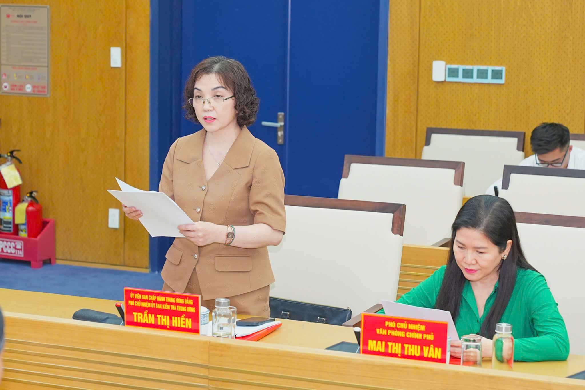 Bà Trần Thị Hiền, Phó Chủ nhiệm Ủy ban Kiểm tra Trung ương trình bày dự thảo báo cáo