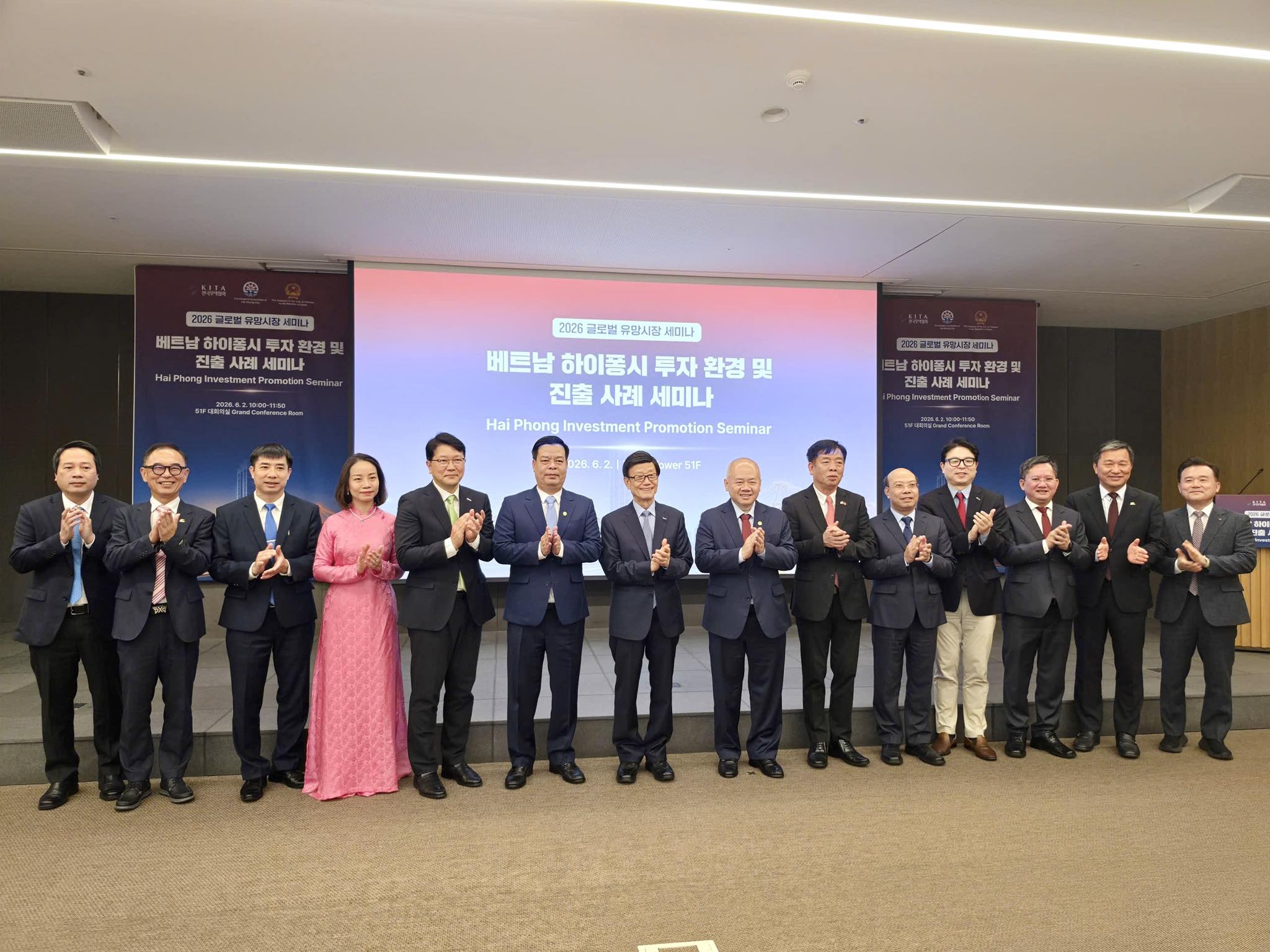 Các đại biểu tham dự Hội nghị xúc tiến đầu tư Hải Phòng - Hàn Quốc năm 2026 chụp ảnh lưu niệm. Ảnh: HEZA