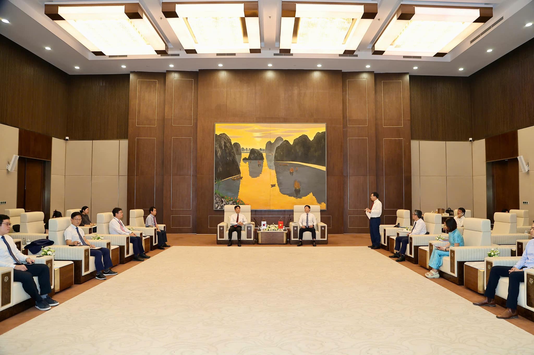 Quang cảnh buổi l&agrave;m việc