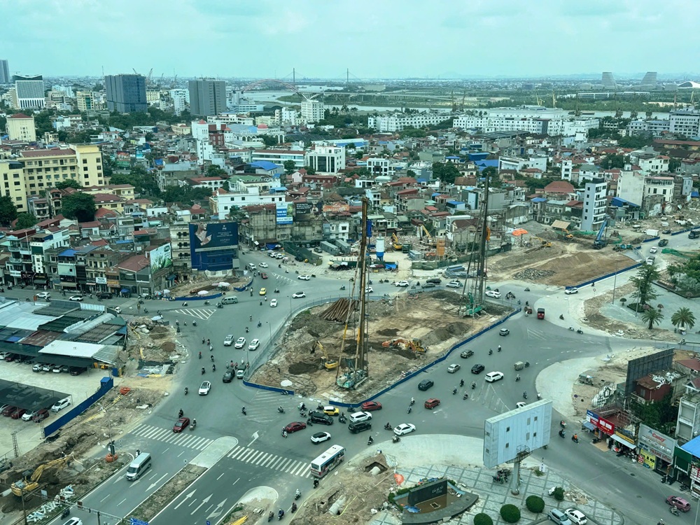 C&ocirc;ng tr&igrave;nh x&acirc;y dựng n&uacute;t giao th&ocirc;ng kh&aacute;c mức đường Nguyễn Tr&atilde;i &ndash; L&ecirc; Hồng Phong thuộc Dự &aacute;n Đầu tư x&acirc;y dựng cầu Nguyễn Tr&atilde;i v&agrave; chỉnh trang đ&ocirc; thị v&ugrave;ng phụ cận phấn đấu đến th&aacute;ng 6/2026 sẽ ho&agrave;n th&agrave;nh to&agrave;n bộ c&ocirc;ng t&aacute;c giải ph&oacute;ng mặt bằng.
