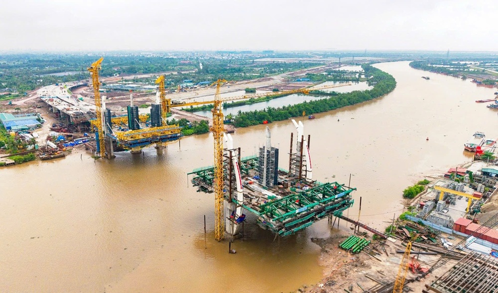 Cầu Hải Th&agrave;nh đang được tăng tốc thi c&ocirc;ng, phấn đấu hợp long trong th&aacute;ng 8/2026. Ảnh: L&ecirc; Dũng
