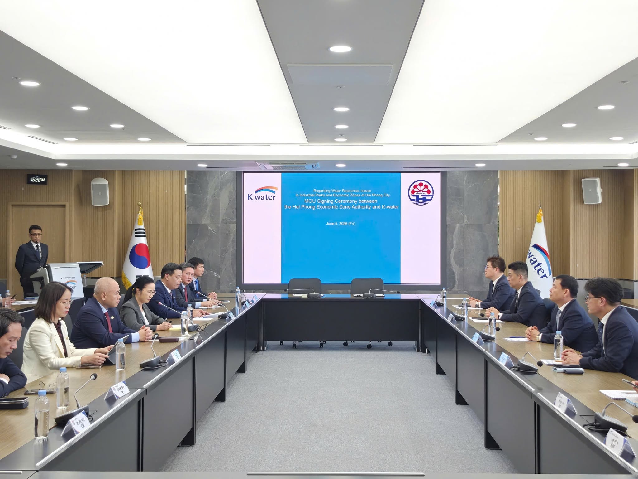 Quang cảnh cuộc l&agrave;m việc. Ảnh: Tuấn Anh