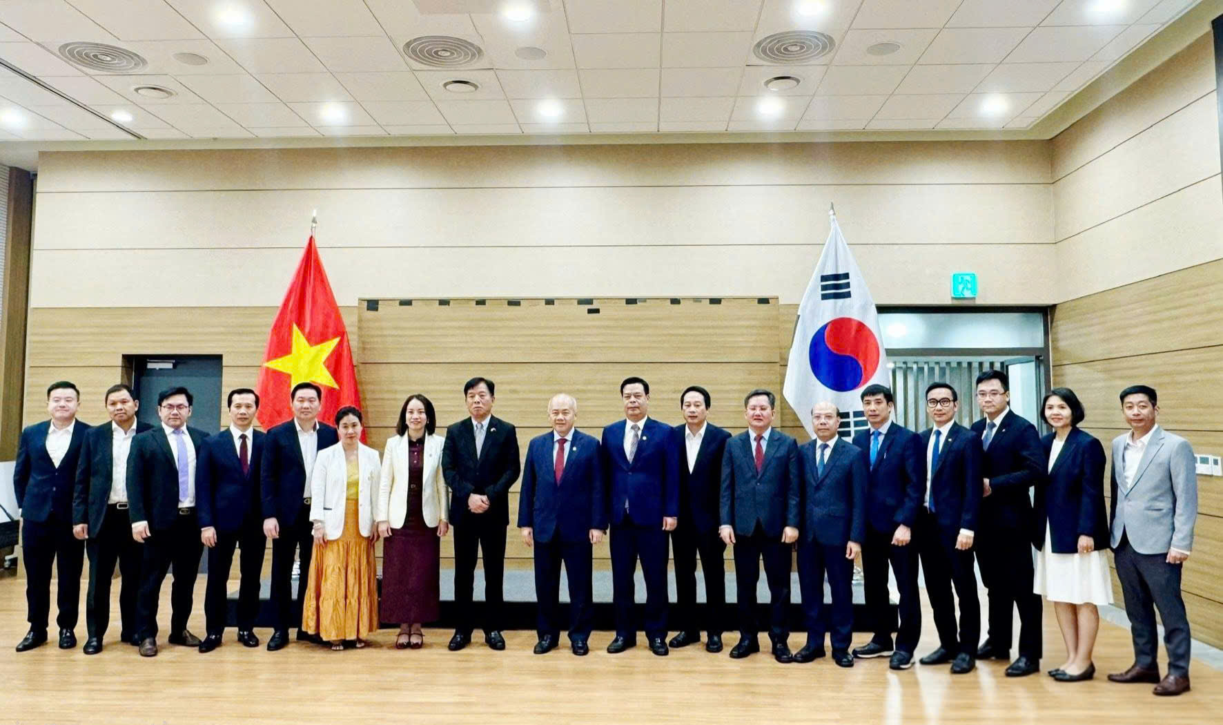 Đo&agrave;n c&ocirc;ng t&aacute;c th&agrave;nh phố Hải Ph&ograve;ng c&ugrave;ng c&aacute;n bộ l&atilde;nh đạo, nh&acirc;n vi&ecirc;n Đại sứ qu&aacute;n Việt Nam tại H&agrave;n Quốc. Ảnh: Tuấn Anh