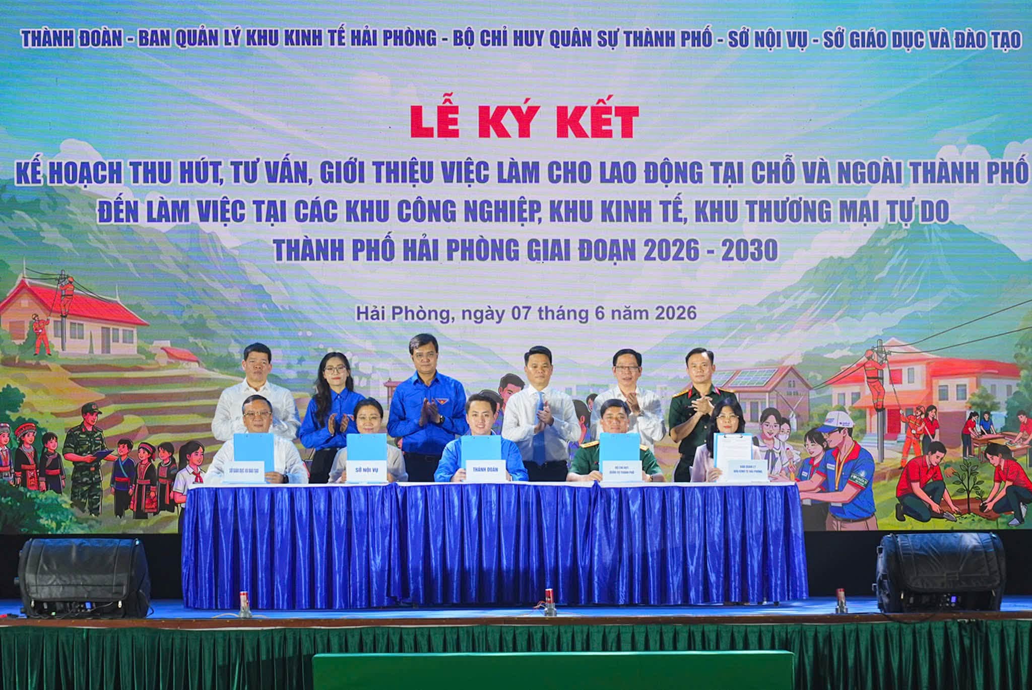 C&aacute;c đồng ch&iacute; l&atilde;nh đạo Trung ương Đo&agrave;n, th&agrave;nh phố chứng kiến Lễ k&yacute; kết kế hoạch thu h&uacute;t, tư vấn, giới thiệu việc l&agrave;m cho lao động tại chỗ v&agrave; ngo&agrave;i th&agrave;nh phố giữa c&aacute;c đơn vị.