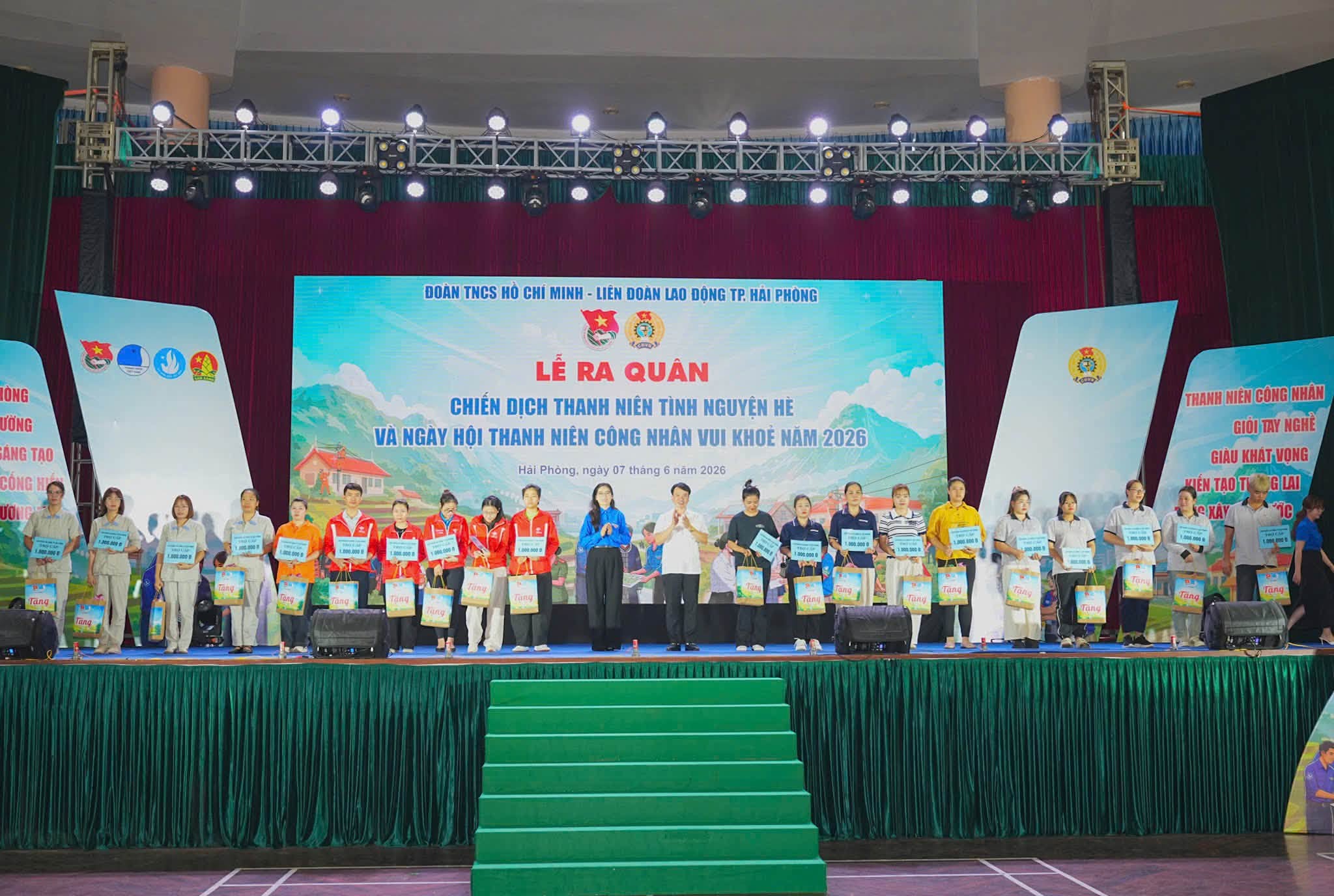 C&aacute;c đồng ch&iacute; l&atilde;nh đạo Trung ương Đo&agrave;n, th&agrave;nh phố tặng qu&agrave; thanh ni&ecirc;n c&ocirc;ng nh&acirc;n c&oacute; ho&agrave;n cảnh kh&oacute; khăn 1
