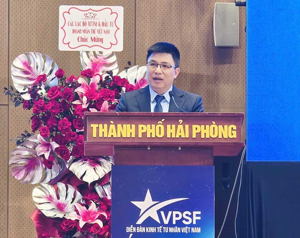 Ông Lê Văn Việt, Phó chủ tịch Hội doanh nhân trẻ Hải Phòng phát biểu đề dẫn Diễn đàn