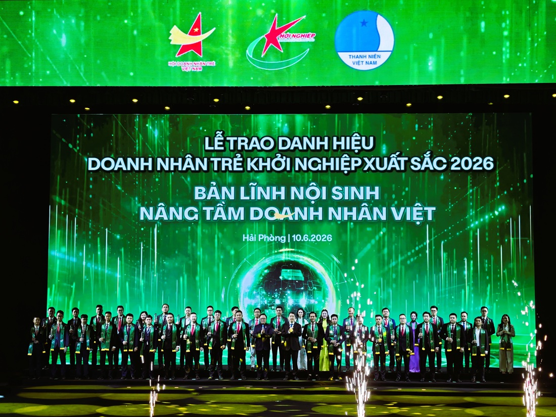 &Ocirc;ng Cao Anh Tuấn, Thứ trưởng Bộ t&agrave;i ch&iacute;nh v&agrave; &ocirc;ng Ho&agrave;ng B&igrave;nh Qu&acirc;n, Nguy&ecirc;n Ủy vi&ecirc;n Ban Chấp h&agrave;nh Trung ương Đảng, Nguy&ecirc;n Trưởng Ban Đối ngoại Trung ương, Chủ tịch danh dự Hội doanh nh&acirc;n trẻ Việt Nam trao danh hiệu TOP 100