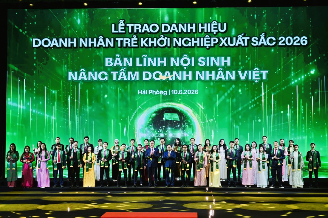 &Ocirc;ng Nguyễn Đức Hiển, Ph&oacute; Trưởng Ban Ch&iacute;nh s&aacute;ch, Chiến lược Trung ương v&agrave; &ocirc;ng Đặng Hồng Anh, Ph&oacute; Chủ tịch Hội Li&ecirc;n hiệp thanh ni&ecirc;n Việt Nam, Chủ tịch Hội doanh nh&acirc;n trẻ Việt Nam trao danh hiệu TOP 100