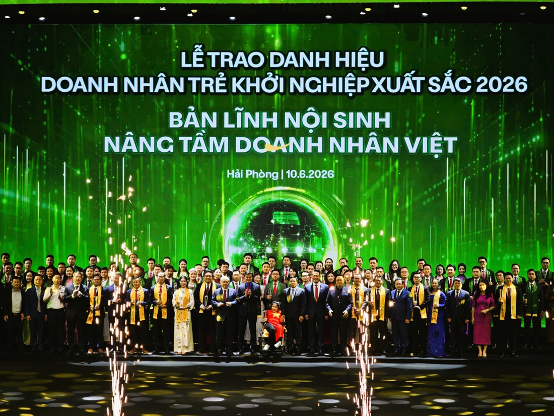 Ph&oacute; thủ tướng Ch&iacute;nh phủ Nguyễn Văn Thắng c&ugrave;ng c&aacute;c đại biểu Hội Li&ecirc;n hiệp thanh ni&ecirc;n Việt Nam, Hội doanh nh&acirc;n trẻ Việt Nam, l&atilde;nh đạo TP. Hải Ph&ograve;ng chụp ảnh c&ugrave;ng c&aacute;c doanh nh&acirc;n trẻ khởi nghiệp xuất sắc 2026