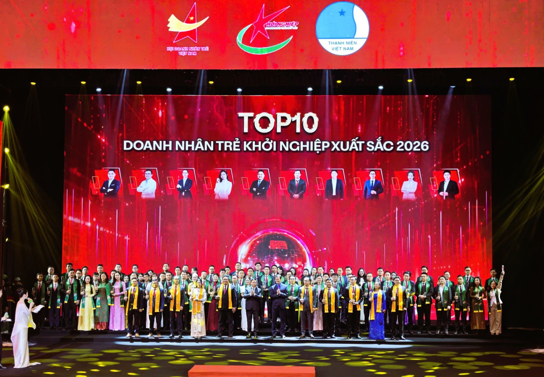 Ph&oacute; thủ tướng Nguyễn Văn Thắng c&ugrave;ng &ocirc;ng B&ugrave;i Quang Huy, Ph&oacute; Chủ tịch Ủy ban Trung ương Mặt trận Tổ quốc Việt Nam, B&iacute; thư thứ nhất Trung ương Đo&agrave;n Thanh ni&ecirc;n Cộng sản Hồ Ch&iacute; Minh trao danh hiệu TOP10 doanh nh&acirc;n trẻ khởi nghiệp xuất sắc 2026