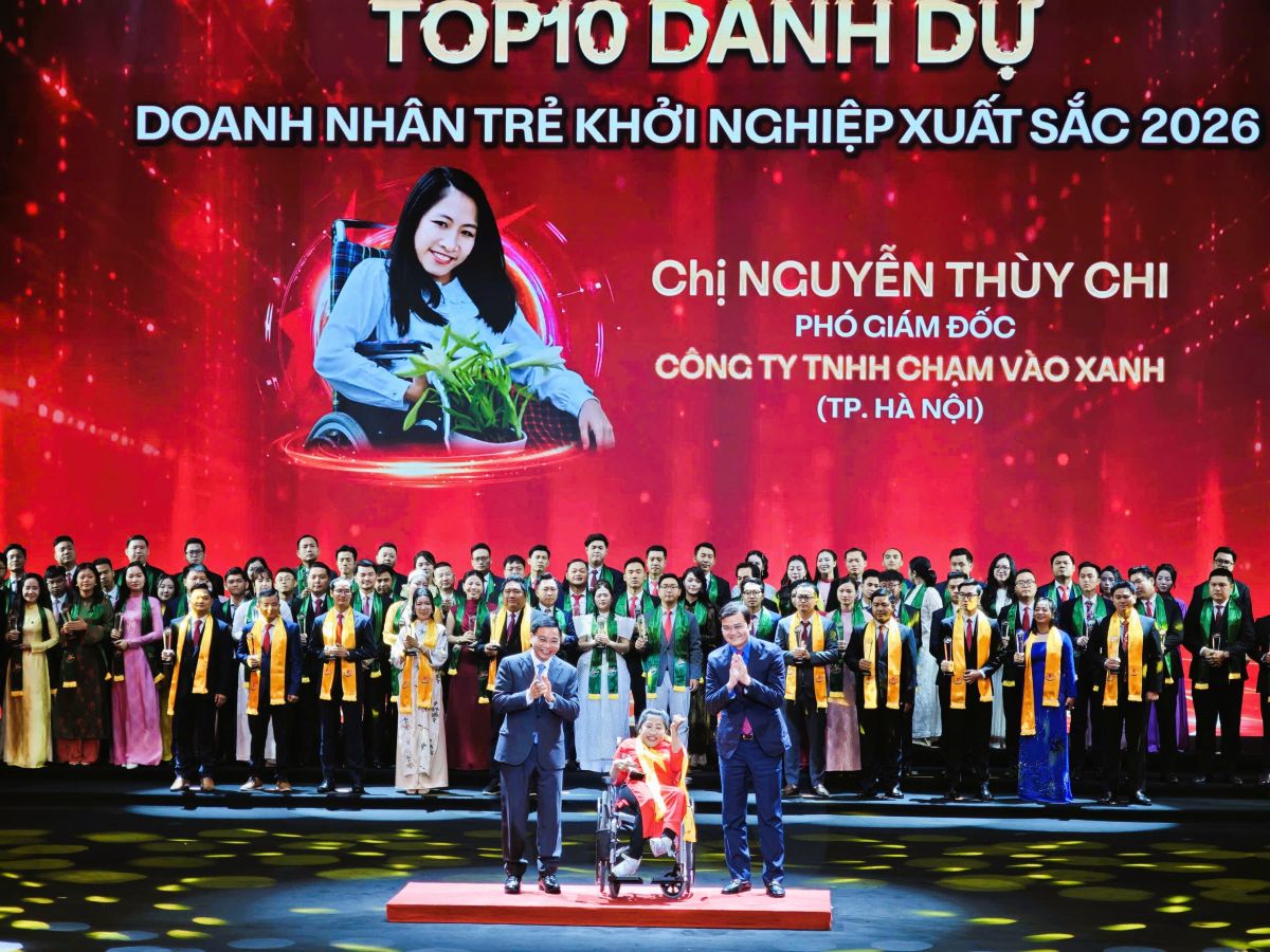 Ph&oacute; thủ tướng Nguyễn Văn Thắng c&ugrave;ng &ocirc;ng B&ugrave;i Quang Huy, Ph&oacute; Chủ tịch Ủy ban Trung ương Mặt trận Tổ quốc Việt Nam, B&iacute; thư thứ nhất Trung ương Đo&agrave;n Thanh ni&ecirc;n Cộng sản Hồ Ch&iacute; Minh trao danh hiệu TOP10 doanh nh&acirc;n trẻ khởi nghiệp xuất sắc danh dự 2026