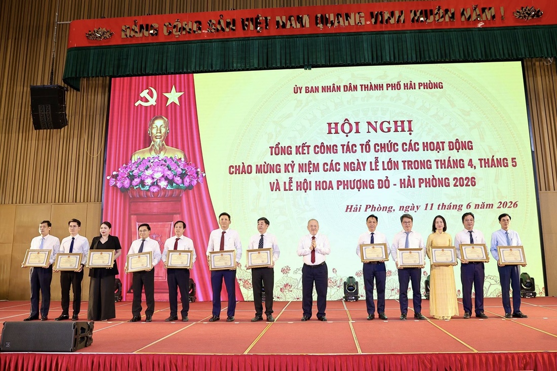 Ông Đỗ Thành Trung, Chủ tịch UBND TP. Hải Phòng trao tặng Giấy chứng nhận cho các đơn vị đóng góp, tài trợ các nguồn lực góp phần tổ chức thành công các hoạt động chào mừng kỷ niệm các ngày lễ lớn trong tháng 4, tháng 5 và Lễ hội Hoa Phượng Đỏ - Hải Phòng năm 2026.