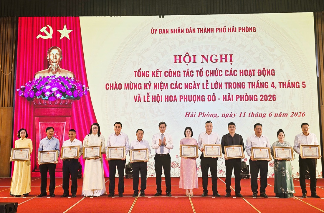Ông Lê Anh Quân, Phó chủ tịch Thường trực UBND TP. Hải Phòng trao tặng Bằng khen của UBND Thành phố cho các đơn vị đóng góp, tài trợ các nguồn lực góp phần tổ chức thành công các hoạt động chào mừng kỷ niệm các ngày lễ lớn trong tháng 4, tháng 5 và Lễ hội Hoa Phượng Đỏ - Hải Phòng năm 2026