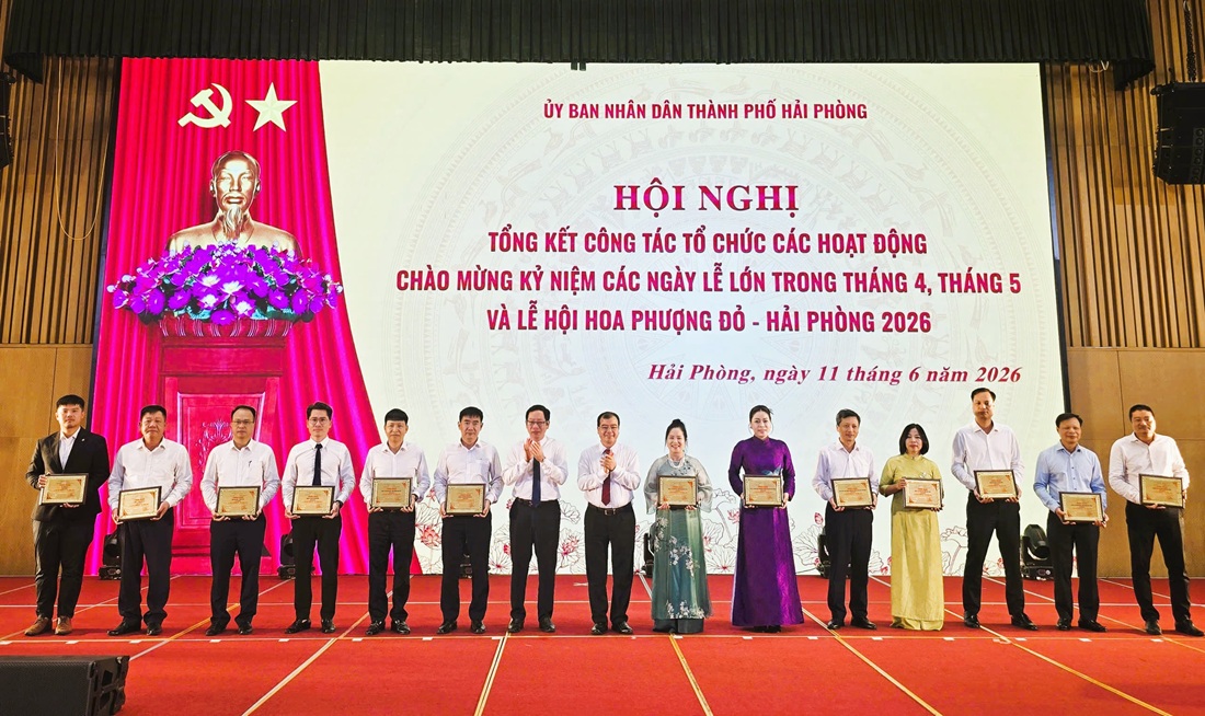 Ông Vũ Tiến Phụng, Phó chủ tịch UBND TP. Hải Phòng và ông Nguyễn Minh Hùng, Phó chủ tịch UBND TP. Hải Phòng trao Chứng nhận là Nhà tài trợ tổ chức các hoạt động của Lễ hội Hoa Phượng Đỏ của Chủ tịch UBND Thành phố