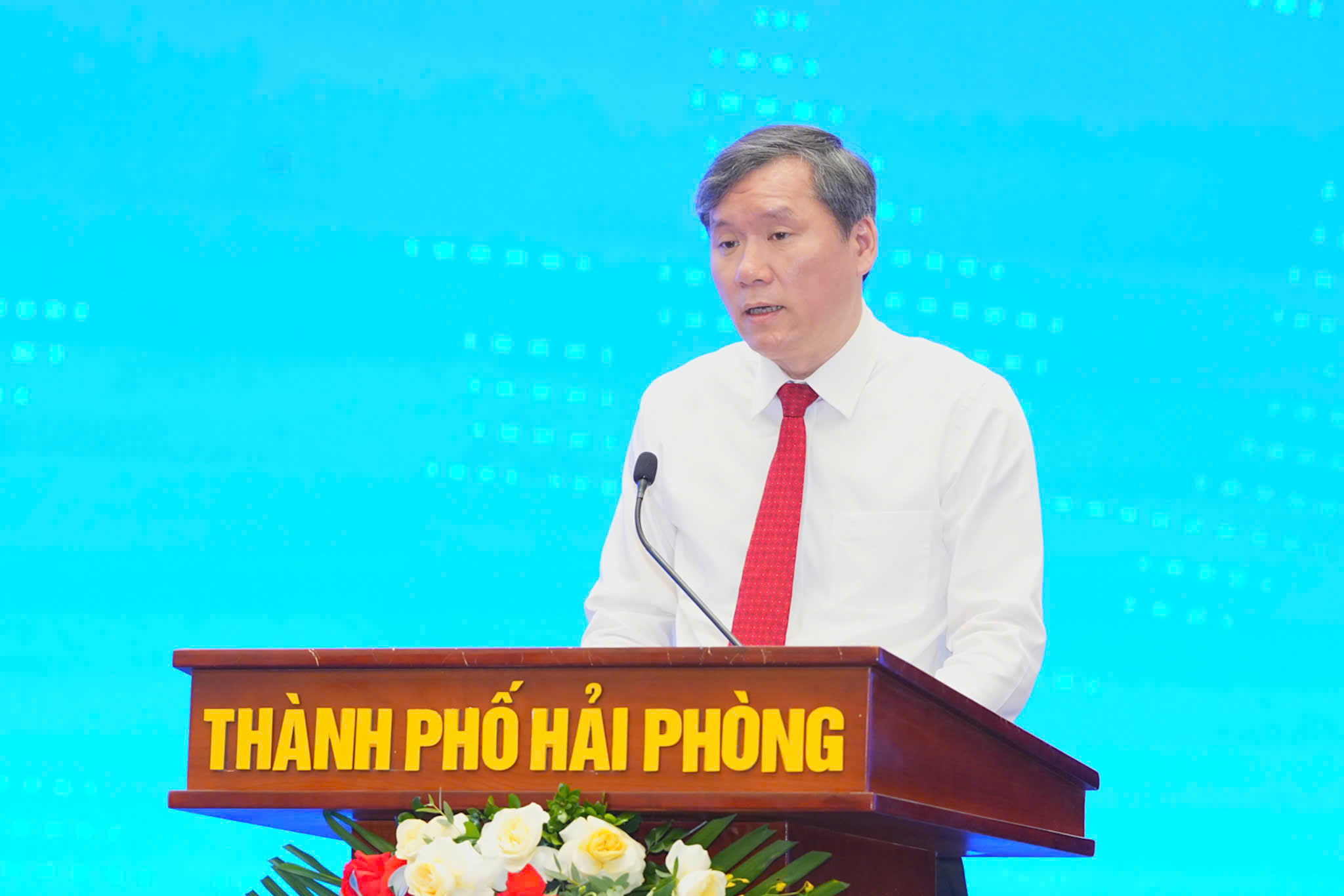 &Ocirc;ng L&ecirc; Văn Lợi, Chủ tịch Viện H&agrave;n l&acirc;m Khoa học x&atilde; hội Việt Nam, Ph&oacute; Trưởng Ban Ch&iacute;nh s&aacute;ch, chiến lược Trung ương, Ph&oacute; Chủ tịch Hội đồng L&yacute; luận Trung ương ph&aacute;t biểu đề dẫn