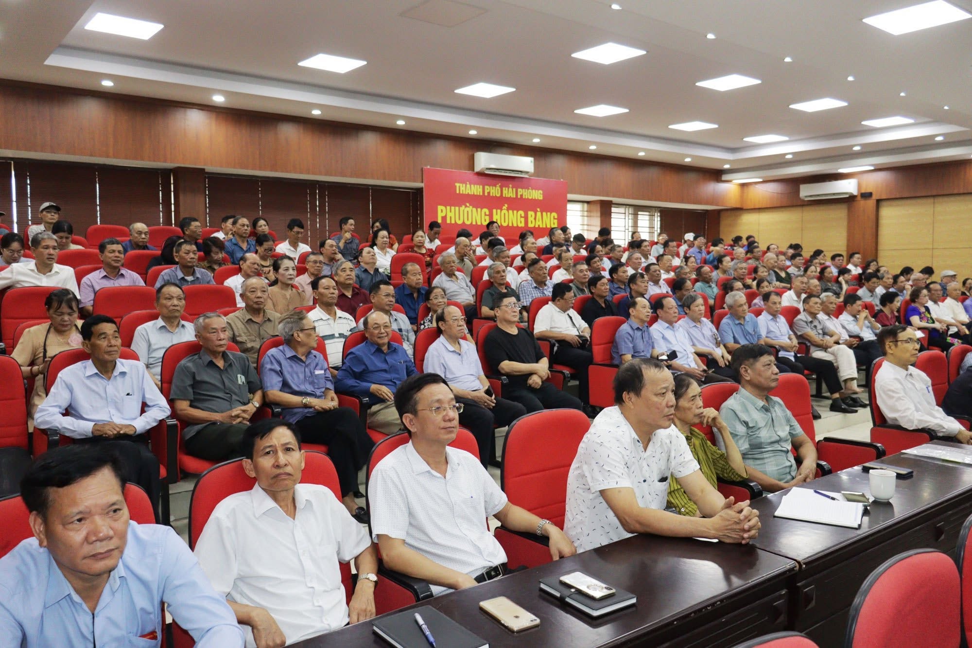 Các xã, phường trên địa bàn thành phố đang triển khai lấy ý kiến Nhân dân việc sắp xếp, tổ chức lại các thôn, tổ dân phố