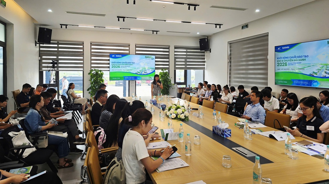 Giảng vi&ecirc;n tại buổi đ&agrave;o tạo