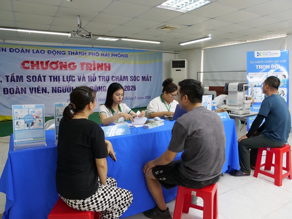 Liên đoàn Lao động TP. Hải Phòng phối hợp với Bệnh viện Mắt Hà Nội-Hải Phòng tổ chức chương trình khám mắt, tầm soát thị lực cho các đoàn viên, người lao động. Ảnh: Đăng Hải