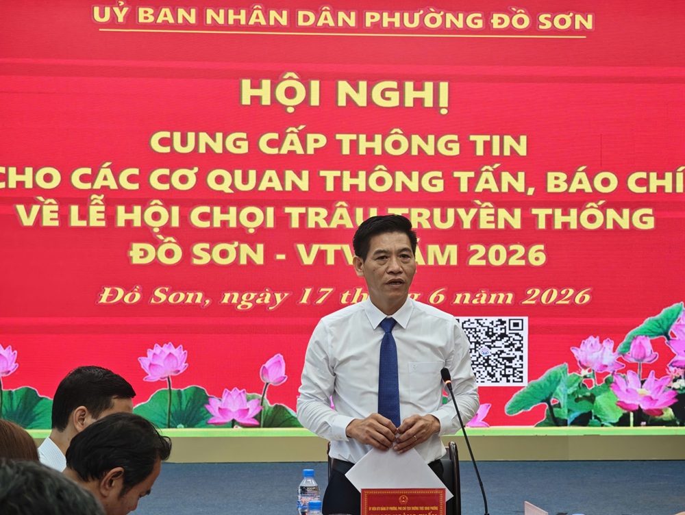 Ông Phạm Hoàng Tuấn, Phó chủ tịch Thường trực UBND phường Đồ Sơn thông tin tại hội nghị
