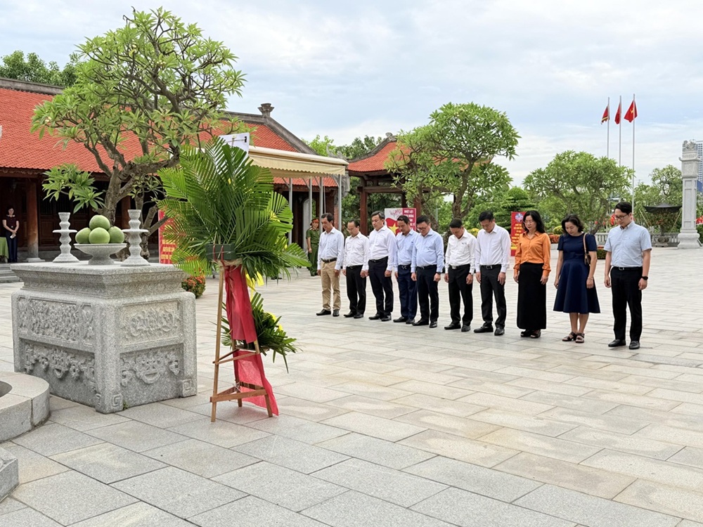 Đo&agrave;n đại biểu Trung ương Hội Nh&agrave; b&aacute;o Việt Nam d&acirc;ng hương tưởng niệm đồng ch&iacute; Nguyễn Đức Cảnh