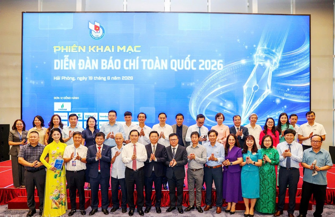 Các đại biểu chụp ảnh lưu niệm tại phiên khai mạc diễn đàn báo chí toàn quốc 2026.