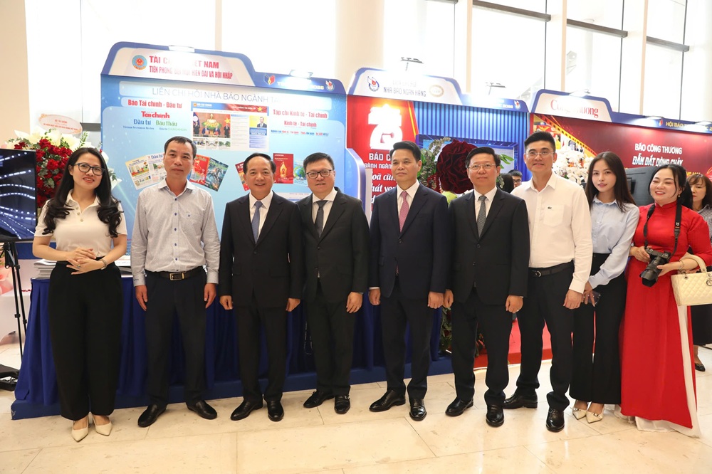 L&atilde;nh đạo Ban Tuy&ecirc;n gi&aacute;o v&agrave; D&acirc;n vận Trung ương, Hội Nh&agrave; b&aacute;o Việt Nam, Th&agrave;nh ủy Hải Ph&ograve;ng tại gian b&aacute;o của Li&ecirc;n chi hội Nh&agrave; b&aacute;o ng&agrave;nh t&agrave;i ch&iacute;nh