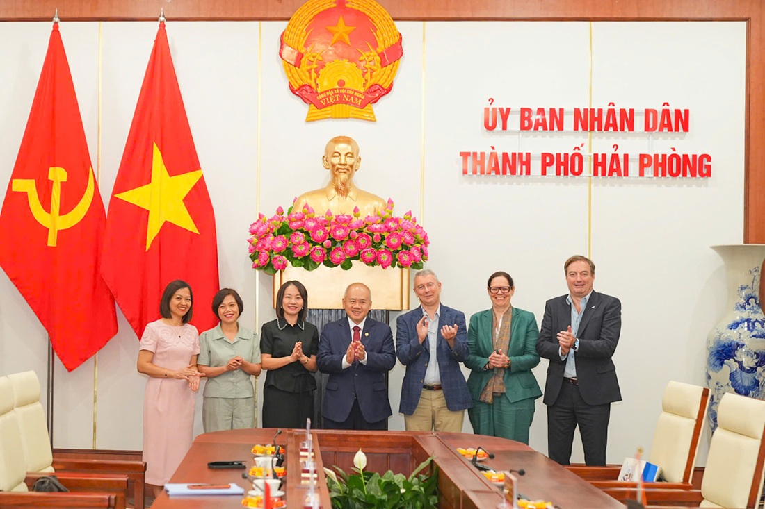 Ông Đỗ Thành Trung, Chủ tịch UBND TP. Hải Phòng chụp ảnh lưu niệm cùng Đại sứ Đặc mệnh toàn quyền Vương quốc Bỉ tại Việt Nam Karl Van Den Bossche và đại diện lãnh đạo các sở, ngành tại cuộc tiếp
