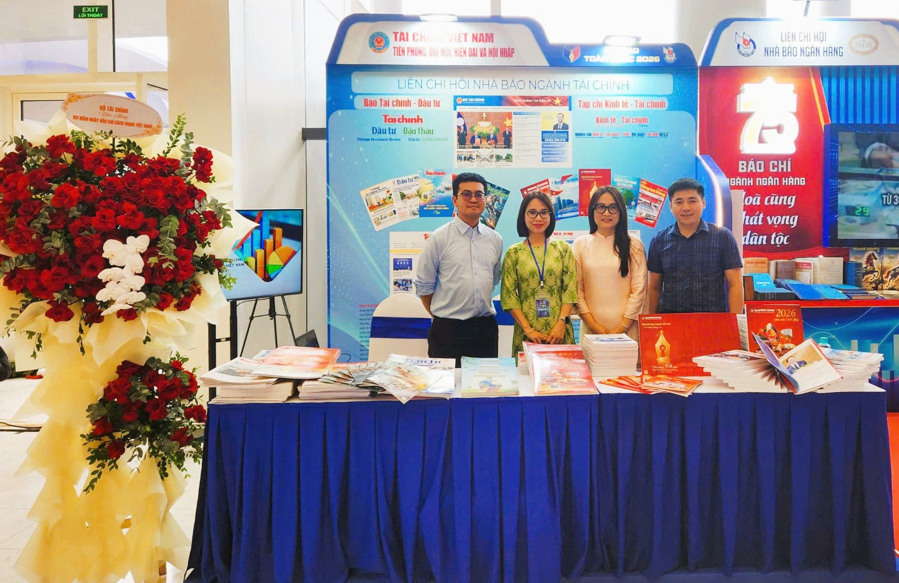 Các phóng viên Báo Báo Tài chính - Đầu tư và Tạp chí kinh tế - Tài chính (thuộc Bộ Tài chính) tham dự Hội Báo toàn quốc năm 2026