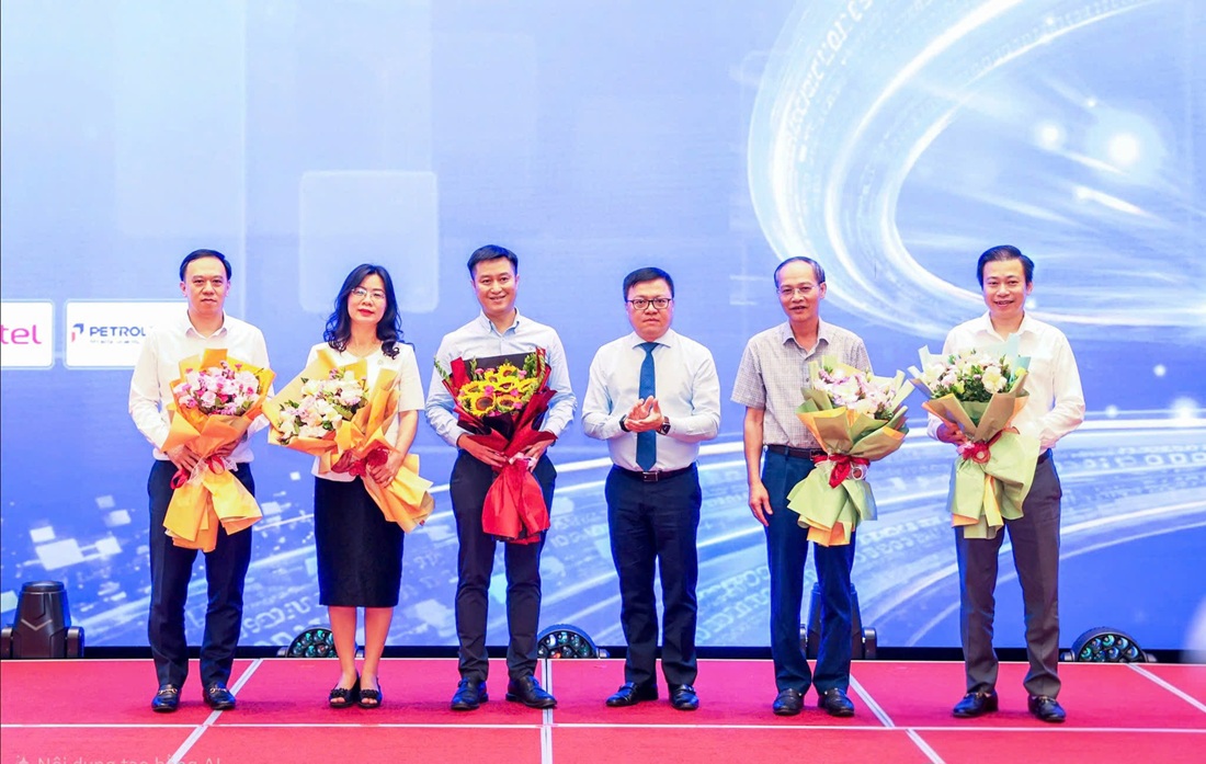 Ông Lê Quốc Minh, Ủy viên Trung ương Đảng, Tổng Biên tập Báo Nhân Dân, Phó Trưởng Ban Tuyên giáo và Dân vận Trung ương, Chủ tịch Hội Nhà báo Việt Nam tặng hoa các diễn giả tham gia các phiên thảo luận tại Diễn đàn Báo chí toàn quốc 2026.