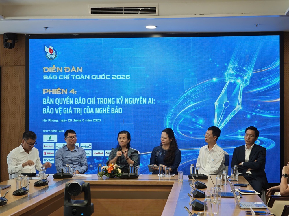 Các đại biểu trao đổi, chia sẻ tại phiên thảo luận
